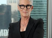 “Ρουφάω την κοιλιά μου από τα 11 μου”- Η Jamie Lee Curtis εξηγεί γιατί δεν θέλει να κρύβει πια το σώμα της