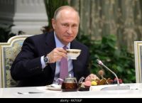 Όταν ο Vladimir Putin τραγουδούσε και οι celebrities του Χόλιγουντ χειροκροτούσαν [vid]
