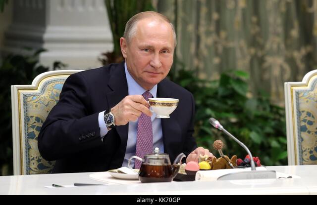 Όταν ο Vladimir Putin τραγουδούσε και οι celebrities του Χόλιγουντ χειροκροτούσαν [vid]