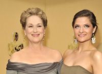 Η Louisa Jacobson για τη μητέρα της, Meryl Streep: “Είναι ντροπιαστικό αυτό που κάνει