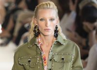 Εμφανίστηκε έγκυος στην πασαρέλα η Maggie Maurer: «Τα σώματα των γυναικών είναι σαν υπερδυνάμεις!»