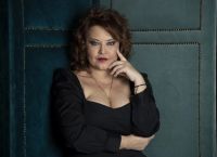 Νικολέτα Βλαβιανού: Ο γάμος της στα 22 με Νορβηγό και το bullying που δέχτηκε σε παράσταση από σκηνοθέτη