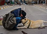 Σπαρακτικές εικόνες στην Ουκρανία: Άνδρας παρηγορεί έντρομο σκυλί [pics]