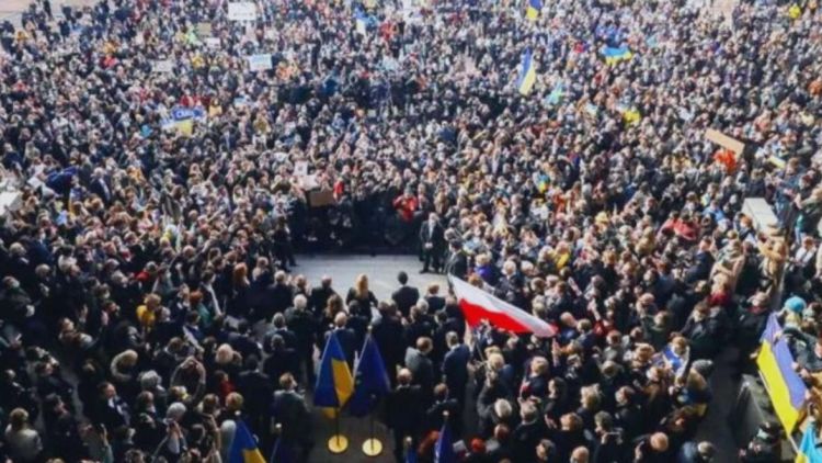 Εκατοντάδες διαδηλωτές στο Ευρωκοινοβούλιο για την Ουκρανία! [pics]