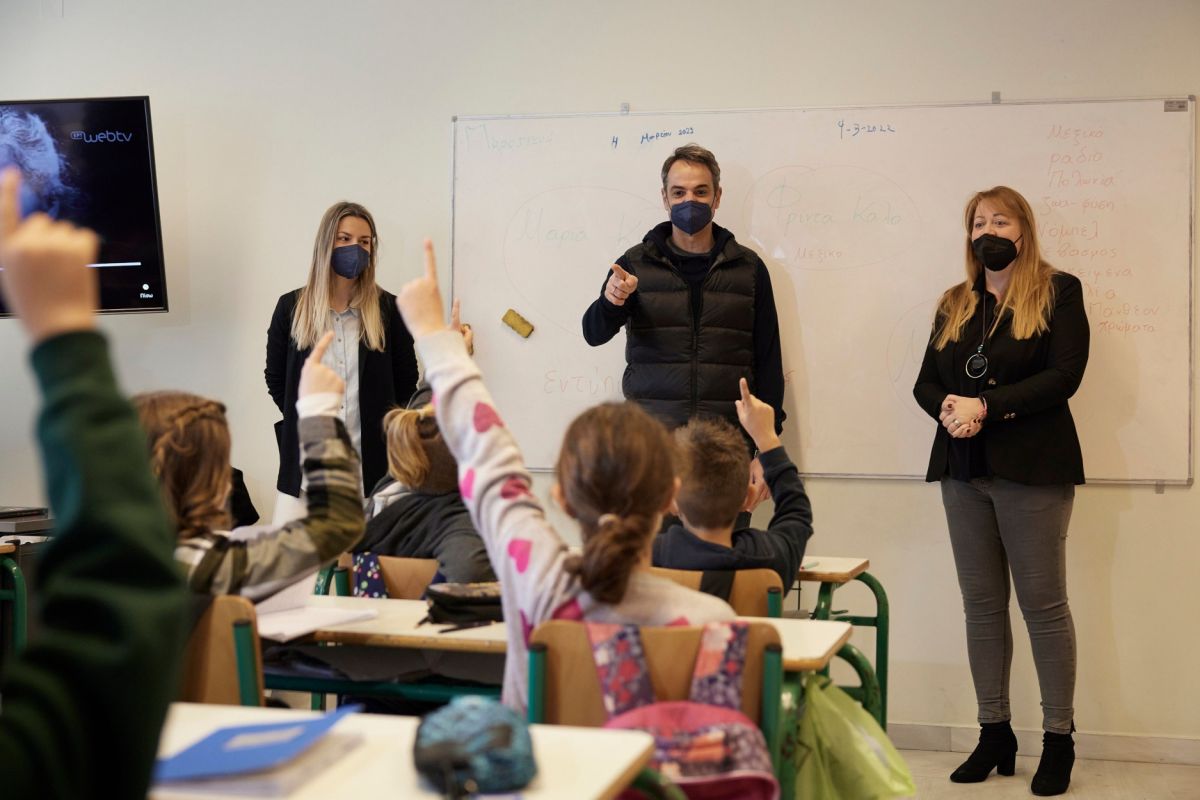 Επίσκεψη Μητσοτάκη στη Σύρο: Πιστεύω ότι σύντομα θα απαλλαγούμε από τις μάσκες εντός της τάξης