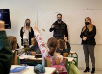 Επίσκεψη Μητσοτάκη στη Σύρο: Πιστεύω ότι σύντομα θα απαλλαγούμε από τις μάσκες εντός της τάξης