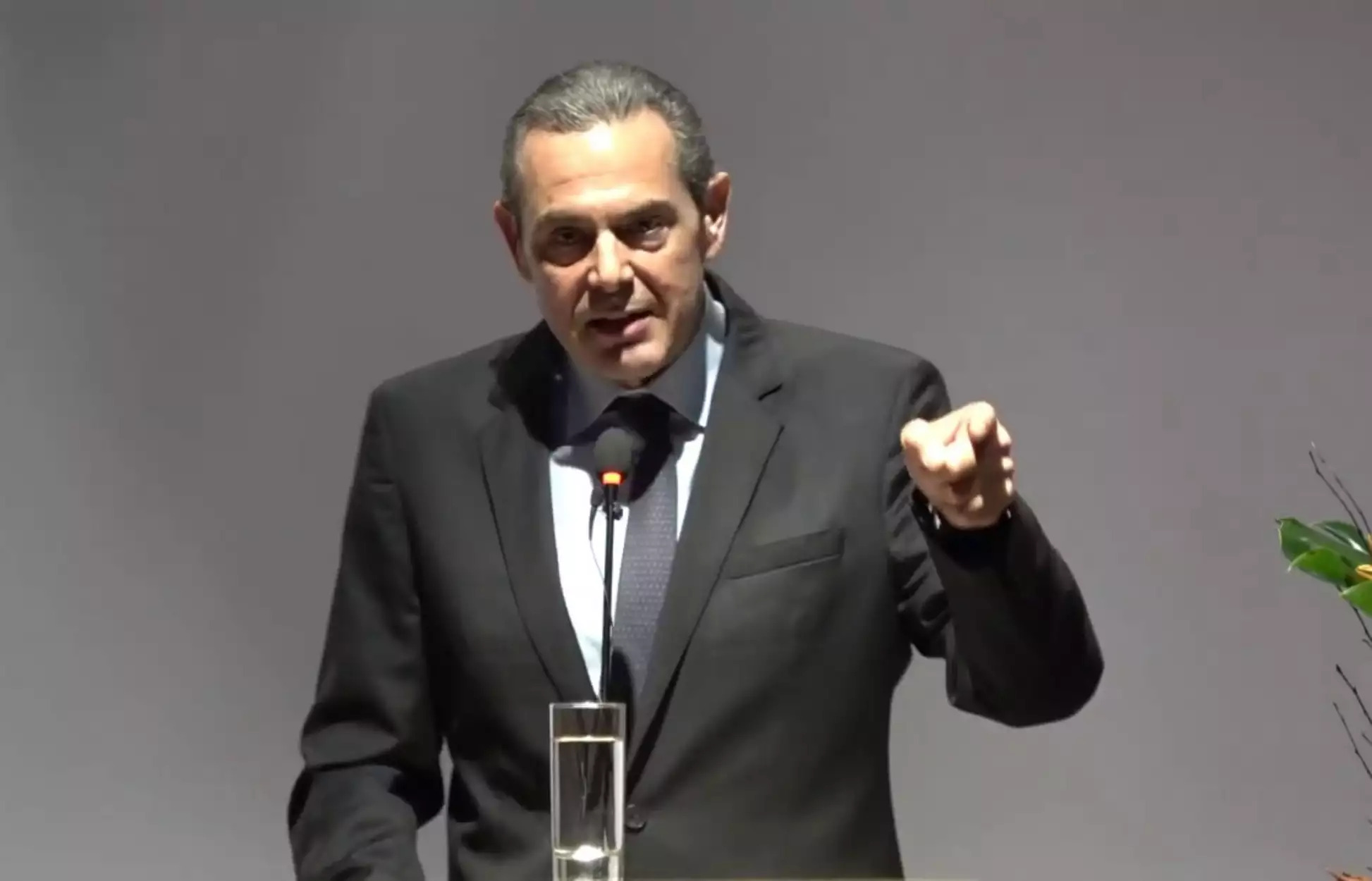 Καμμένος: Με αυτόν τον τρόπο ευχήθηκε στη γυναίκα του για τη γιορτή της [pic]