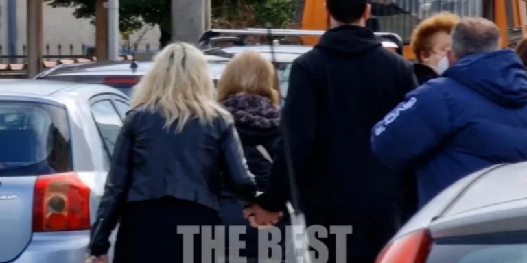 Πάτρα: Χέρι – χέρι οι γονείς στο μνημόσυνο των τριών κοριτσιών – Παρουσία της αστυνομίας  [vid]