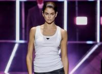 Vogue Γαλλίας: Δημιούργησε trend το λευκό φανελάκι prada