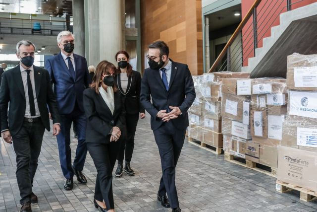 President Sakellaropoulou briefed on collection of humanitarian aid for Ukraine in Thessaloniki