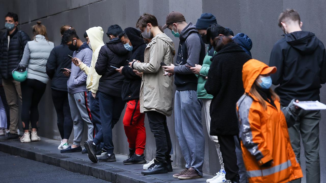 Κορωνοϊός: Η έξαρση [κόντρα] στη χαλάρωση…