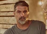 Η αντίδραση του Βασίλη Μπισμπίκη στους θεατές που εγκαταλείπουν την παράστασή του πριν το τέλος Η αντίδραση του Βασίλη Μπισμπίκη στους θεατές που εγκαταλείπουν την παράστασή του πριν το τέλος