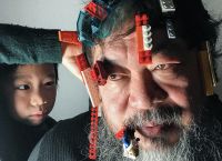 Ai Weiwei: Μέσα από τα έργα του ασκεί κριτική στην Κίνα για την καταπάτηση ανθρωπίνων δικαιωμάτων Ai Weiwei: Μέσα από τα έργα του ασκεί κριτική στην Κίνα για την καταπάτηση ανθρωπίνων δικαιωμάτων