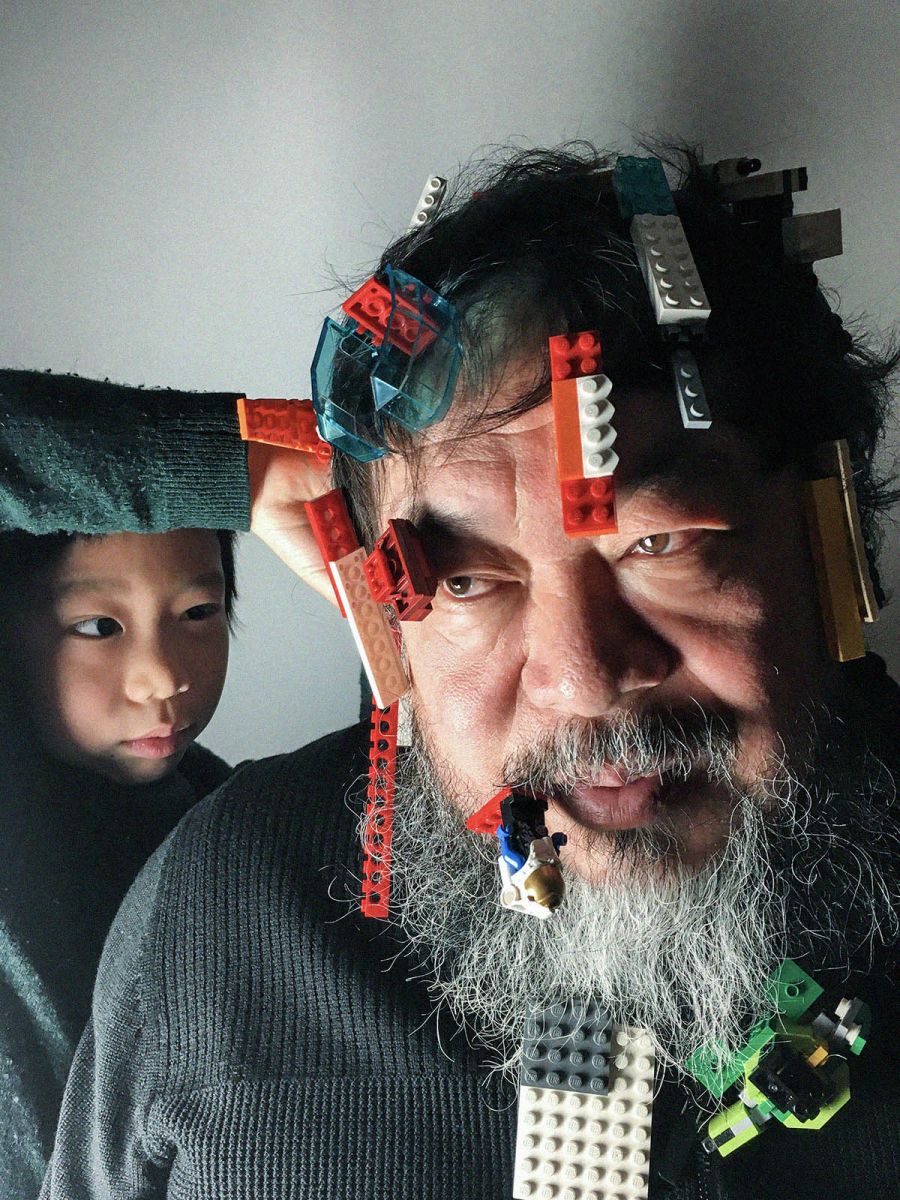 Ai Weiwei: Μέσα από τα έργα του ασκεί κριτική στην Κίνα για την καταπάτηση ανθρωπίνων δικαιωμάτων
