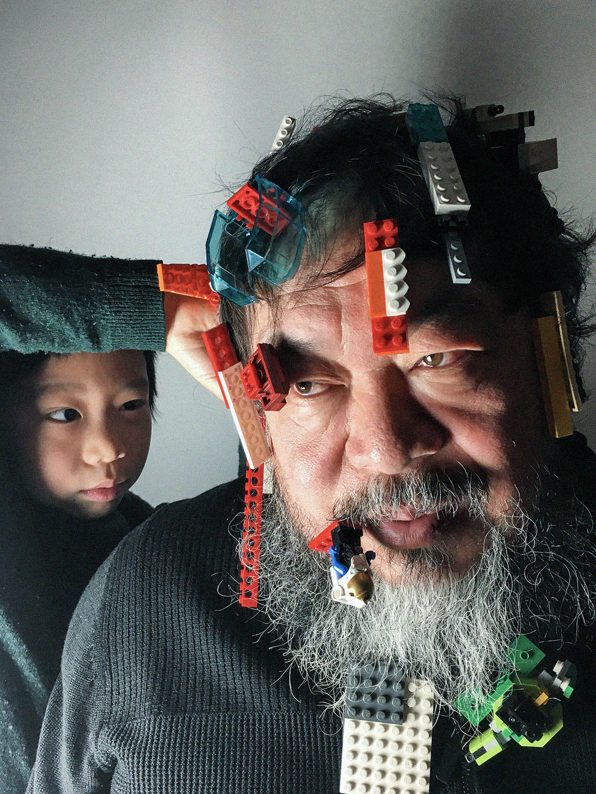 Ai Weiwei: Μέσα από τα έργα του ασκεί κριτική στην Κίνα για την καταπάτηση ανθρωπίνων δικαιωμάτων