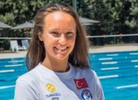 Ουκρανή κολυμβήτρια πάτησε τη σημαία της Ρωσίας