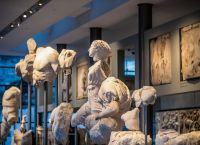 «Οι ξενιτεμένες θεές του Παρθενώνα»: Το μήνυμα της Προέδρου της Δημοκρατίας για την επανένωση των Γλυπτών