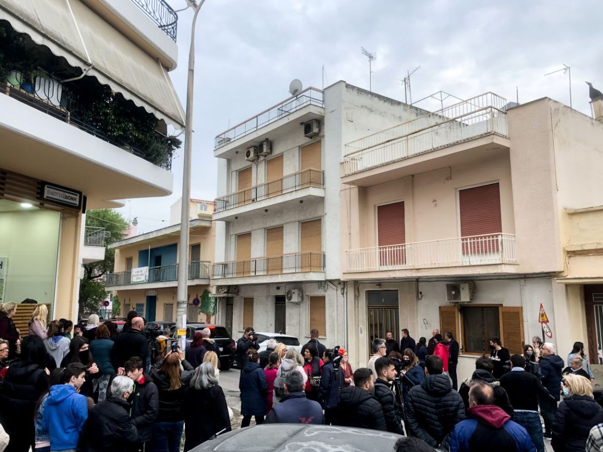 Πάτρα: Λαοθάλασσα οργής έξω από το σπίτι της Ρούλας Πισπιρίγκου – Τι είπε ο σύζυγος