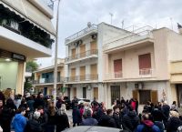 Πάτρα: Λαοθάλασσα οργής έξω από το σπίτι της Ρούλας Πισπιρίγκου – Τι είπε ο σύζυγος