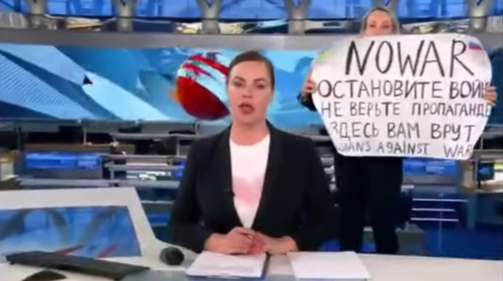 Ρωσία: Αντιπολεμικό μήνυμα στον “αέρα” της δημόσιας τηλεόρασης
