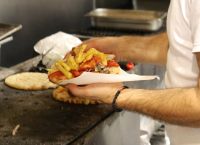 Ακρίβεια: Από αύριο το σουβλάκι θα το αγοράζουμε 4,5 ευρώ