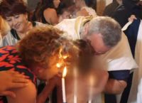 Η στιγμή που νονά παίρνει φωτιά σε βάφτιση – Το βίντεο από την εκκλησία που έγινε viral