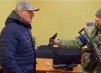 Πόλεμος στην Ουκρανία: Τα “30 αργύρια” που πέταξε Ουκρανός στρατιώτης στον Λευκορώσο πρέσβη