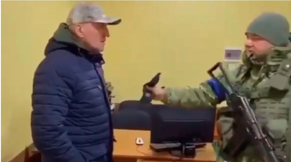 Πόλεμος στην Ουκρανία: Τα “30 αργύρια” που πέταξε Ουκρανός στρατιώτης στον Λευκορώσο πρέσβη