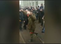 Πόλεμος στην Ουκρανία: Ρώσος στρατιώτης με 2 χειροβομβίδες στα χέρια ζητά από Ουκρανούς να παραδοθούν