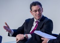 Νταβός Μπουρλά: Προειδοποίηση για πιθανά «συνεχή κύματα» της Covid-19