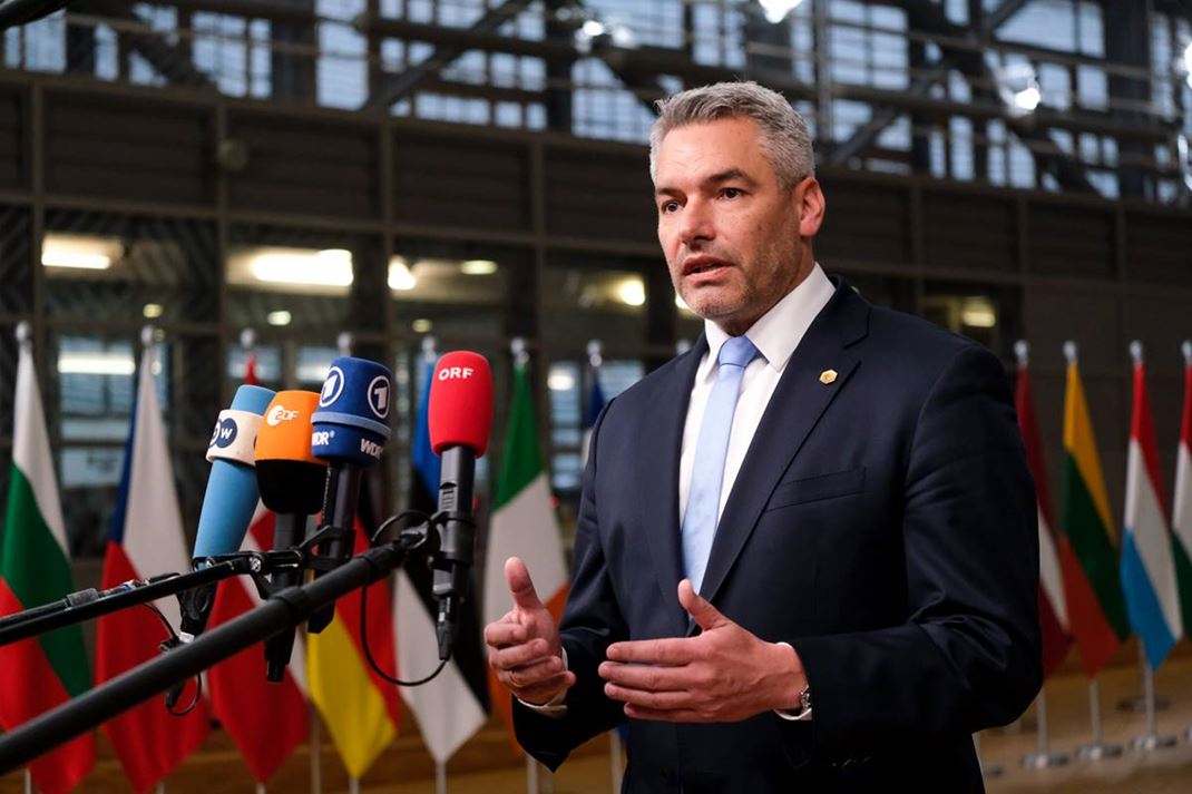 Νεχάμερ: Στη Μόσχα τη Δευτέρα ο πρώτος Ευρωπαίος ηγέτης από την έναρξη του πολέμου