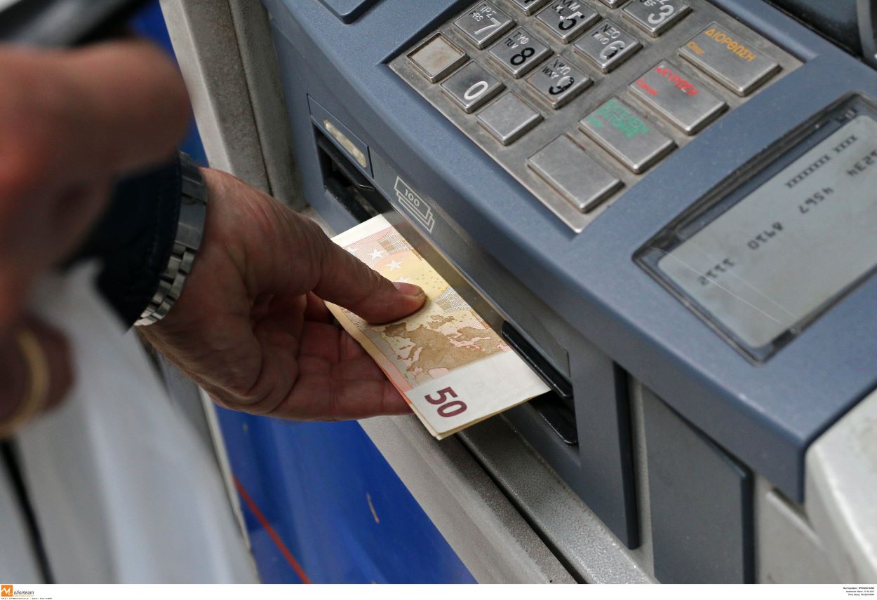 Ευρωβαρόμετρο: Δύσκολα βγάζουν τον μήνα 8 στους 10 Έλληνες