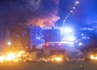 Σουηδία: Σφοδρές συγκρούσεις με καμένα αυτοκίνητα και σπασμένα τζάμια