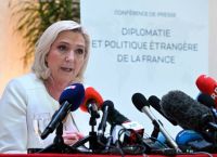 Γαλλικές εκλογές 2022: Επεισοδιακή συνέντευξη Λε Πεν – Έσυραν έξω διαδηλώτρια Γαλλικές εκλογές 2022: Επεισοδιακή συνέντευξη Λε Πεν – Έσυραν έξω διαδηλώτρια