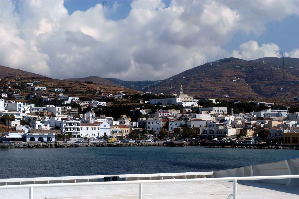 Τήνος: Πλοίο έπεσε στα βράχια του λιμανιού [vid]
