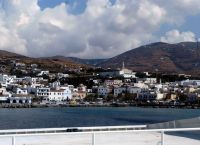 Τήνος: Πλοίο έπεσε στα βράχια του λιμανιού [vid]