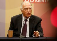 Βασίλης Λεβέντης: Πιο αδύνατος από ποτέ στην πρώτη εμφάνιση μετά την μάχη με τον κορωνοϊό