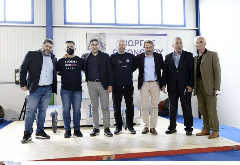 Ο Αυγενάκης επισκέφθηκε τη νέα αίθουσα Άρσης βαρών στη Λιμνοπούλα [pic]