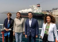 Ενεργειακή κρίση: Στη Ρεβυθούσα βρέθηκε ο Σκρέκας με την Επίτροπο Ενέργειας – Θα προστεθεί μια πλωτή δεξαμενή