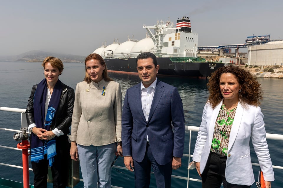 Ενεργειακή κρίση: Στη Ρεβυθούσα βρέθηκε ο Σκρέκας με την Επίτροπο Ενέργειας – Θα προστεθεί μια πλωτή δεξαμενή