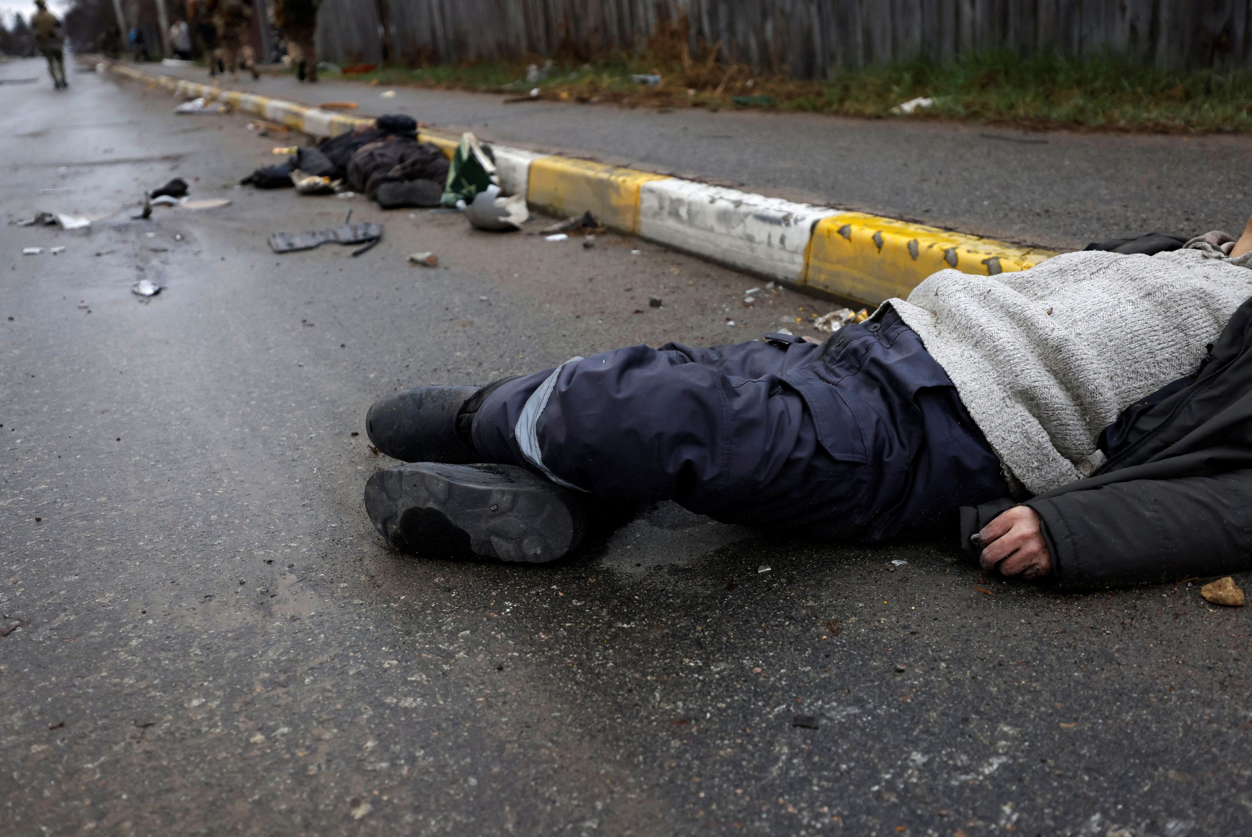 Ουκρανοί ιατροδικαστές ξεκινούν την εκταφή πτωμάτων από ομαδικό τάφο στην Μπούτσα
