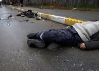 Ουκρανοί ιατροδικαστές ξεκινούν την εκταφή πτωμάτων από ομαδικό τάφο στην Μπούτσα