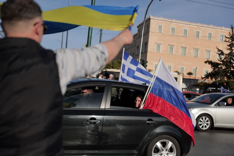 Σύνταγμα: Η “συνάντηση” πορείας υπέρ της Ρωσίας με αντιπολεμική διαδήλωση για την Ουκρανία