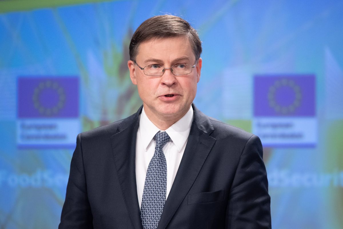 Ντομπρόβσκις: Αυστηρότερες κυρώσεις της ΕΕ στη Ρωσία για να σταματήσει τις θηριωδίες στην Ουκρανία