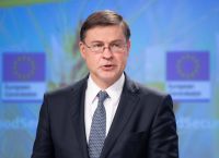 Ντομπρόβσκις: Αυστηρότερες κυρώσεις της ΕΕ στη Ρωσία για να σταματήσει τις θηριωδίες στην Ουκρανία