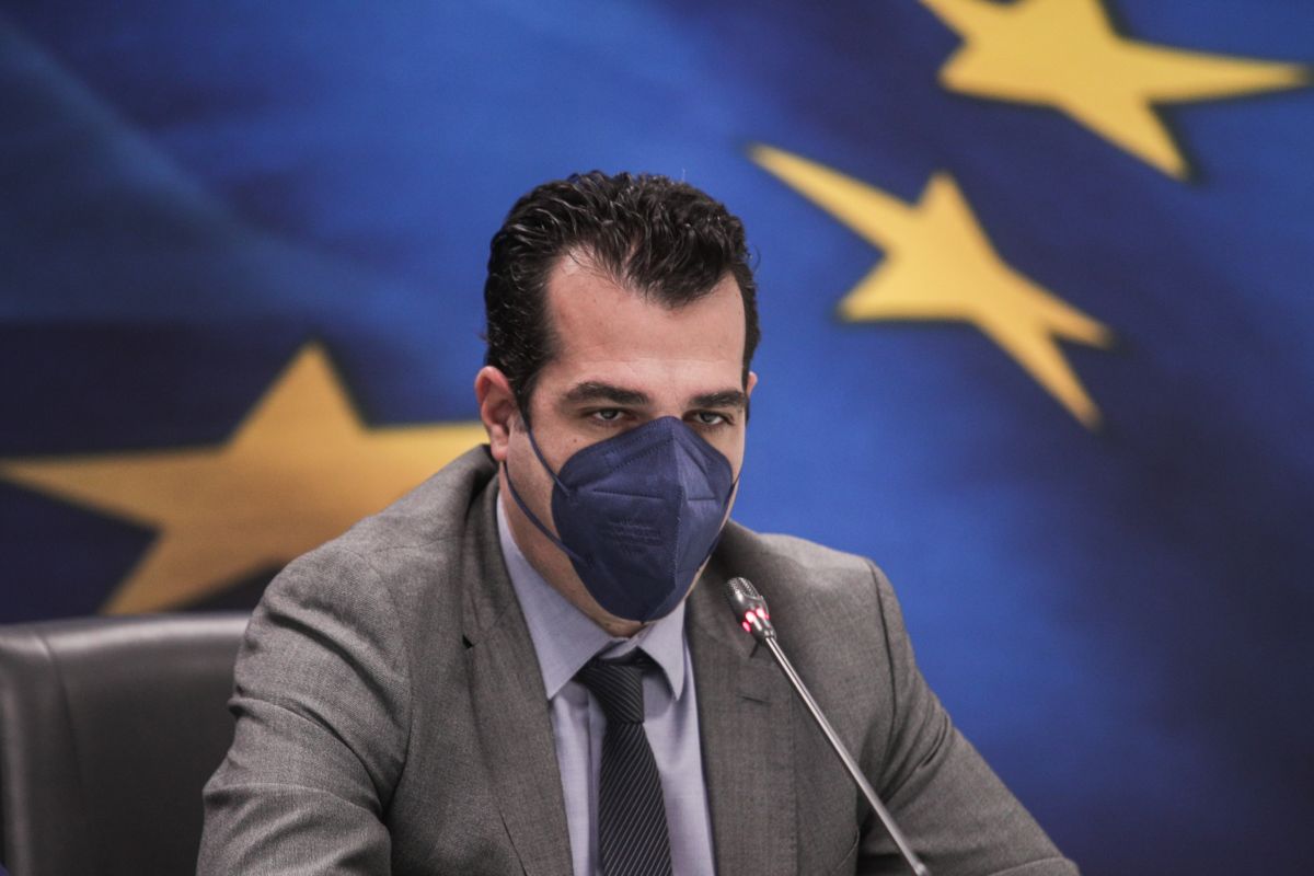 Ανακοινώνει τα μέτρα για τον κορονοϊό ο Θάνος Πλεύρης – “Κλείδωσε” η χαλάρωση του Πάσχα