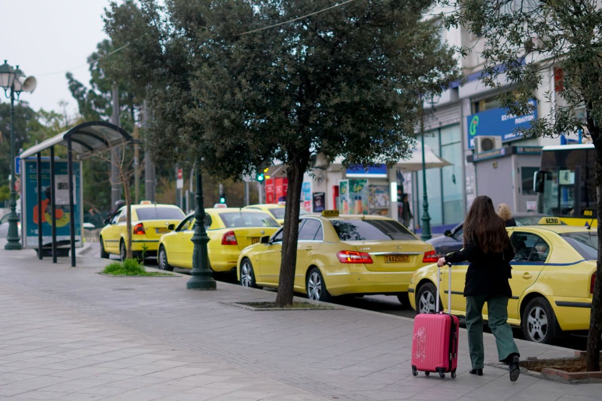 Επίδομα 200 ευρώ σε ταξί: Ποιοι είναι οι δικαιούχοι – Πώς κάνετε αίτηση