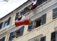 Κέρκυρα Πάσχα: “Βούλιαξε” από κόσμο στο έθιμο των μπότηδων