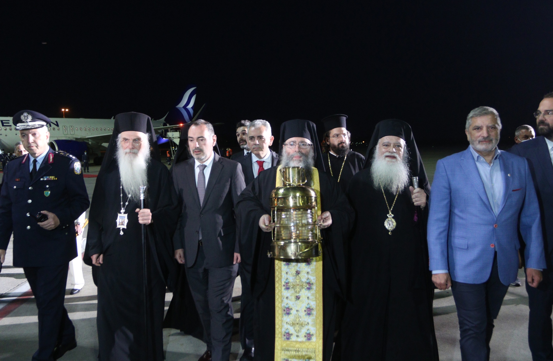 Άγιο Φως: Έφτασε στην Ελλάδα σε κλίμα κατάνυξης