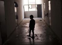 Άγιος Παντελεήμονας: Συνελήφθη η μητέρα των τριών παιδιών που ζούσαν με κατσαρίδες και ποντίκιαντίκια